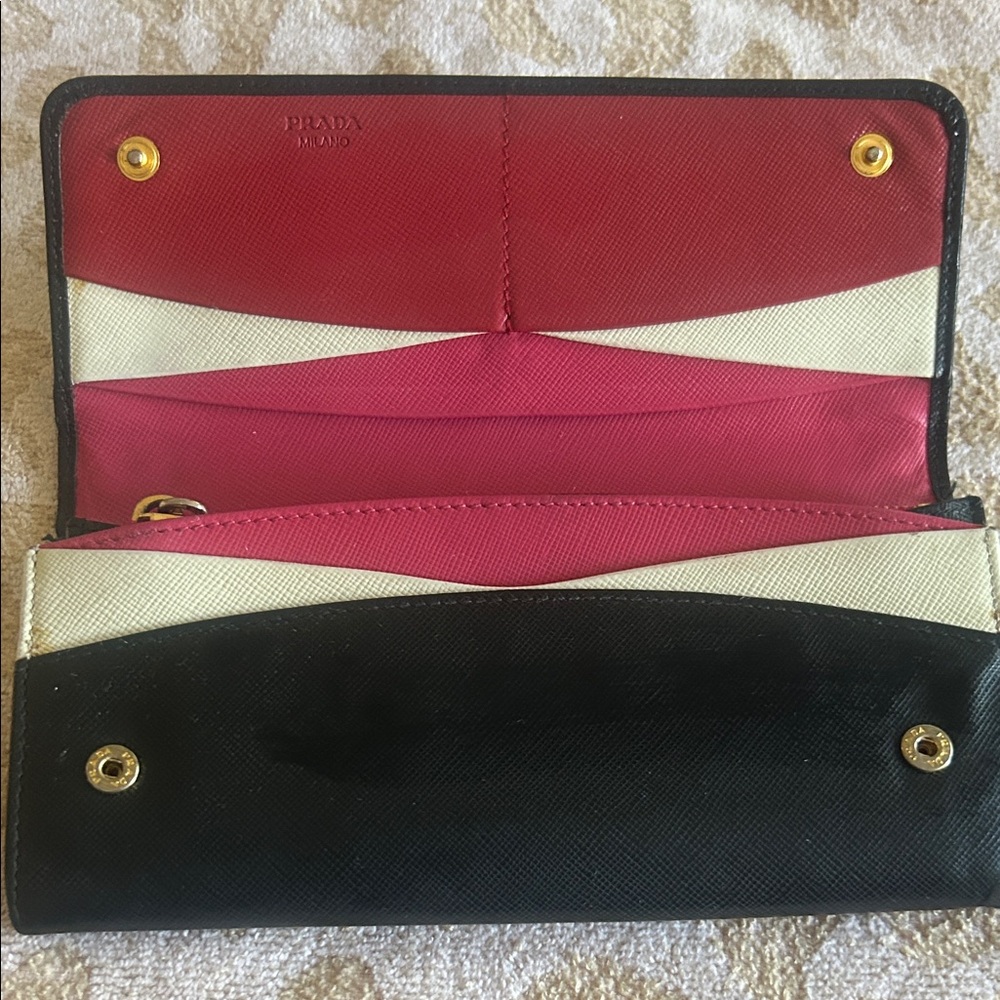 Pre-loved PRADA Black Saffiano leather fwallet with gold finish PRADA lettering - Picture 3 of 6